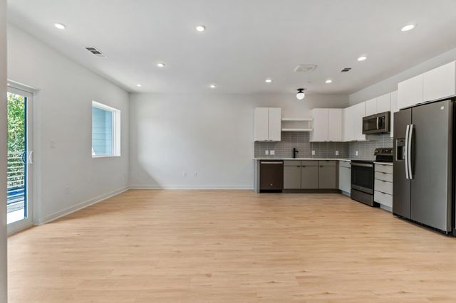 100 Mockingbird LN 205, Austin, TX 78745