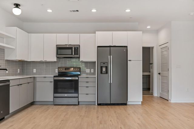 100 Mockingbird LN 205, Austin, TX 78745