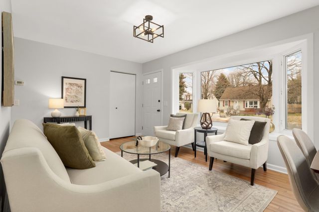 518 10th Avenue NW, New Brighton, MN 55112