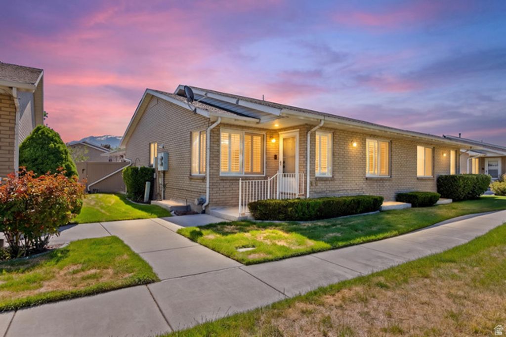 10142 S CORNERSTONE DR, South Jordan, UT 84095