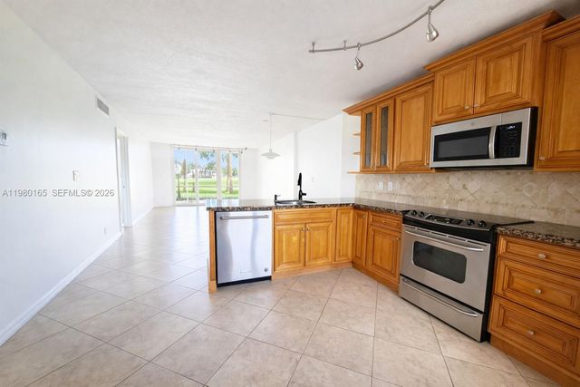 250 Jacaranda Dr 109, Plantation, FL 33324