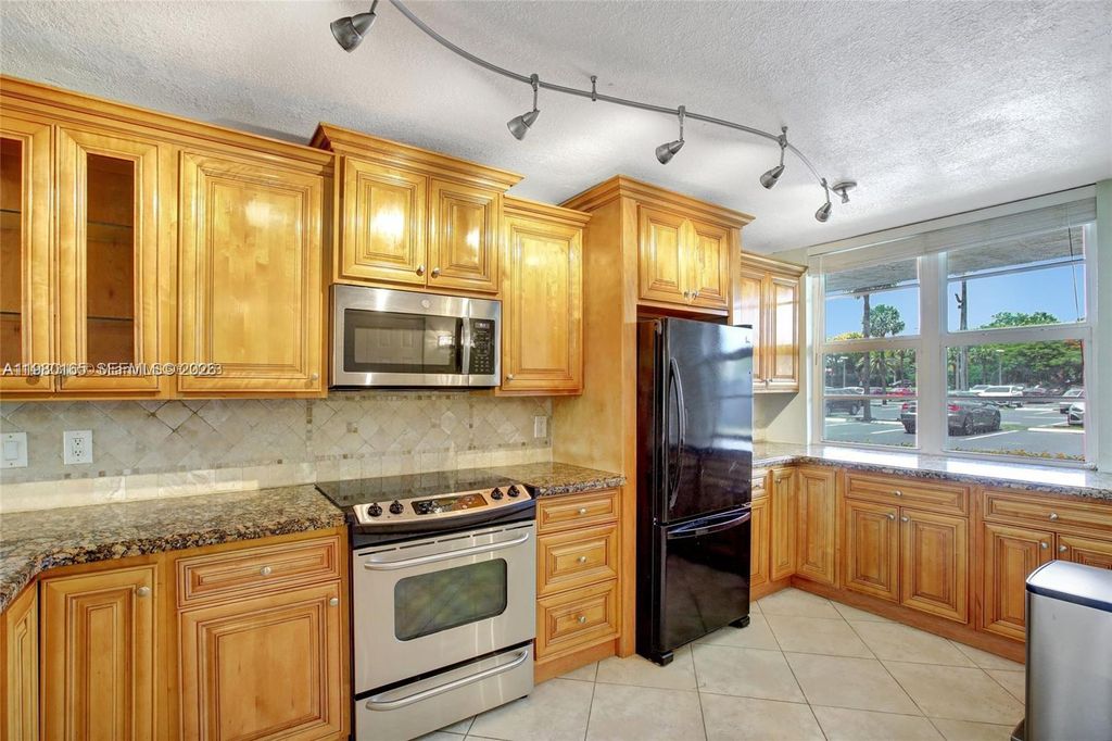 250 Jacaranda Dr 109, Plantation, FL 33324