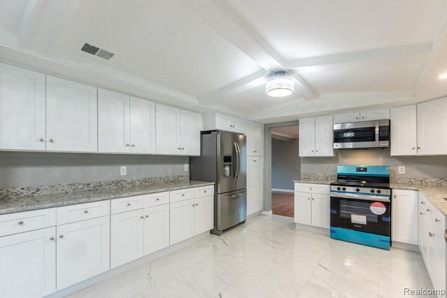 5394 Pond Bluff Drive, West Bloomfield, MI 48323