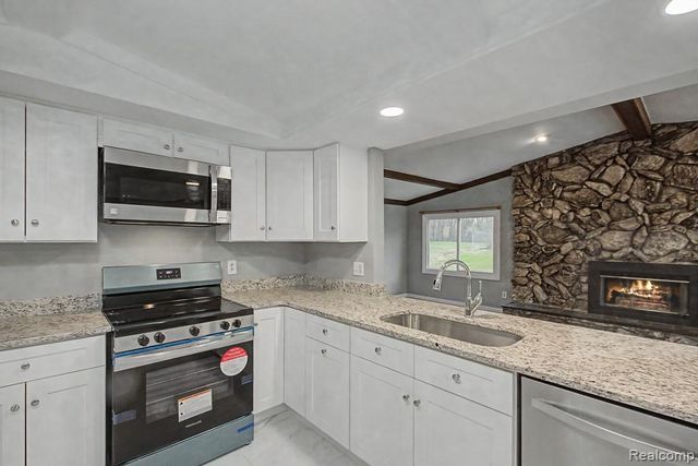 5394 Pond Bluff Drive, West Bloomfield, MI 48323