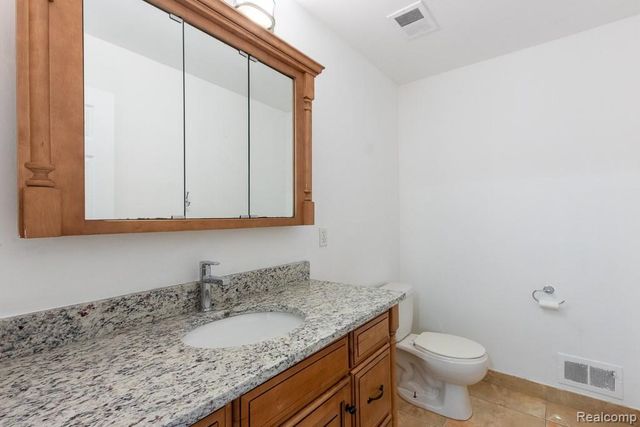 5394 Pond Bluff Drive, West Bloomfield, MI 48323