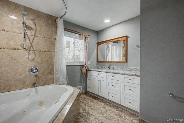 5394 Pond Bluff Drive, West Bloomfield, MI 48323