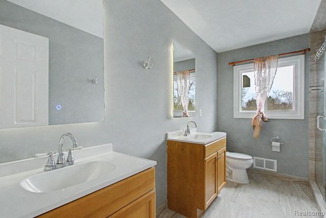 5394 Pond Bluff Drive, West Bloomfield, MI 48323