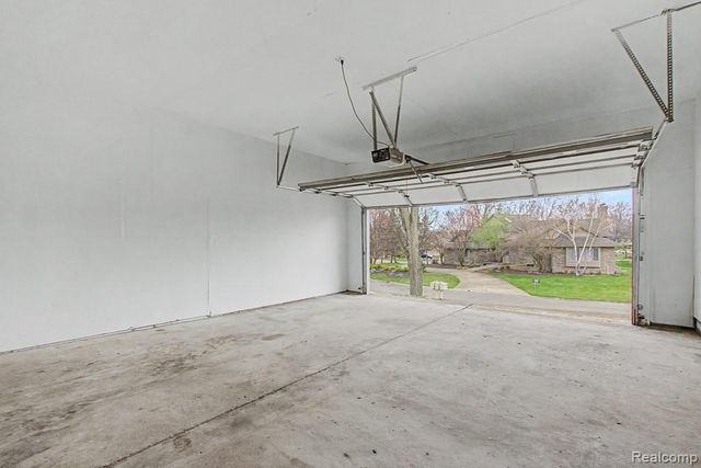 5394 Pond Bluff Drive, West Bloomfield, MI 48323