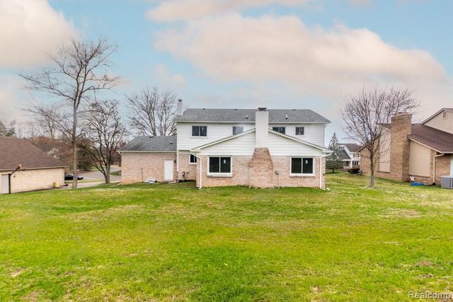5394 Pond Bluff Drive, West Bloomfield, MI 48323
