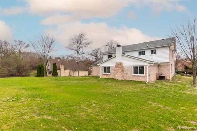 5394 Pond Bluff Drive, West Bloomfield, MI 48323