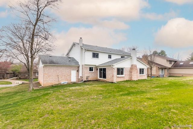 5394 Pond Bluff Drive, West Bloomfield, MI 48323