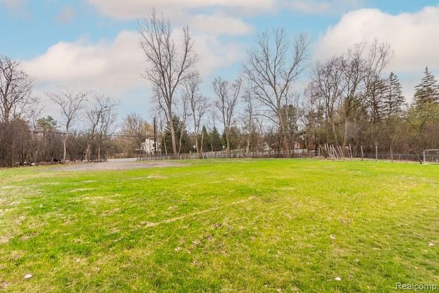 5394 Pond Bluff Drive, West Bloomfield, MI 48323