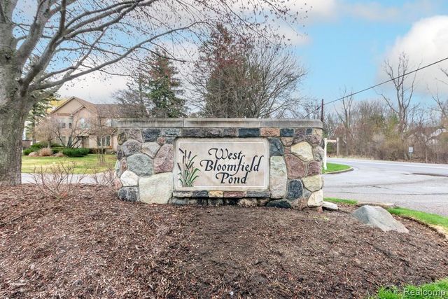 5394 Pond Bluff Drive, West Bloomfield, MI 48323
