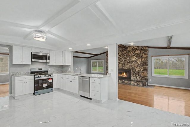 5394 Pond Bluff Drive, West Bloomfield, MI 48323