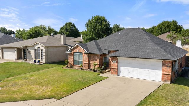 621 Creekview Drive, Burleson, TX 76028