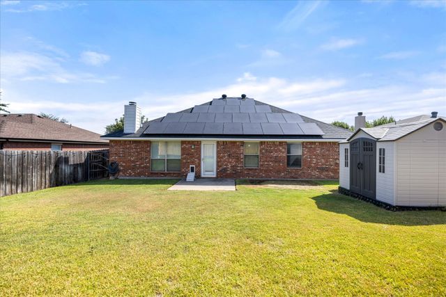 621 Creekview Drive, Burleson, TX 76028