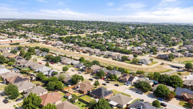621 Creekview Drive, Burleson, TX 76028