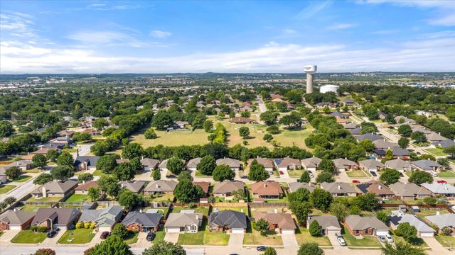 621 Creekview Drive, Burleson, TX 76028