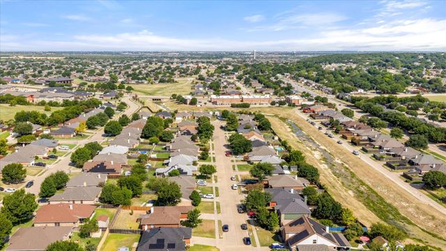 621 Creekview Drive, Burleson, TX 76028