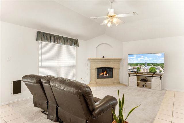 621 Creekview Drive, Burleson, TX 76028