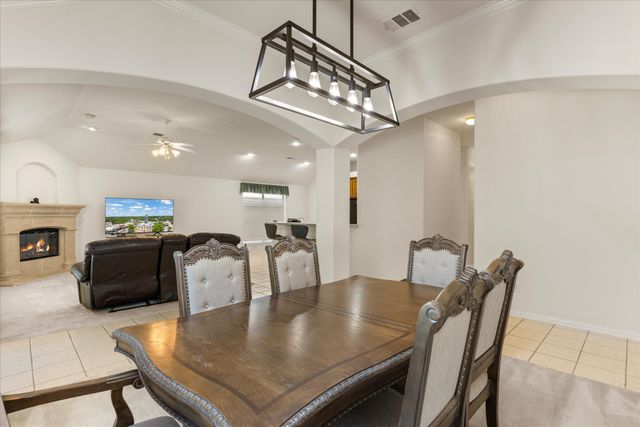 621 Creekview Drive, Burleson, TX 76028