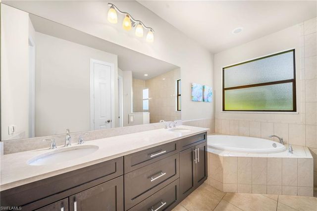 1221 Briarwood CT, Naples, FL 34104