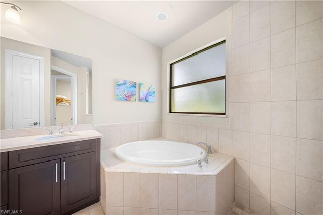 1221 Briarwood CT, Naples, FL 34104