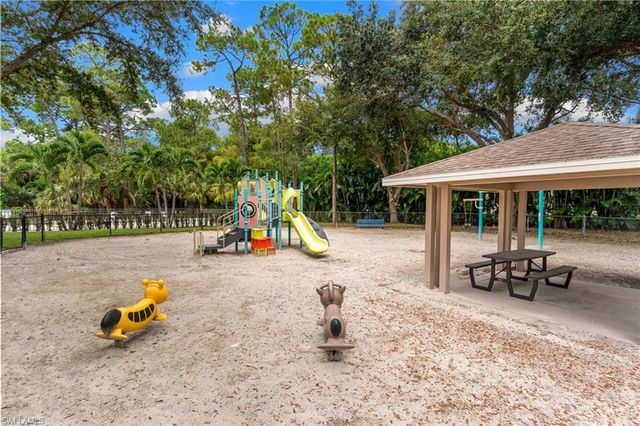 1221 Briarwood CT, Naples, FL 34104