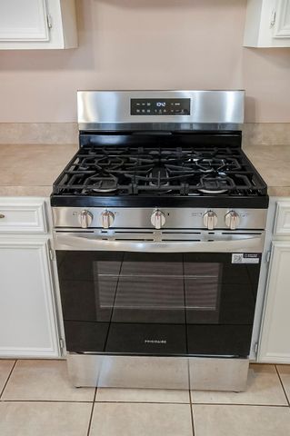 817 S 1st Street, La Porte, TX 77571