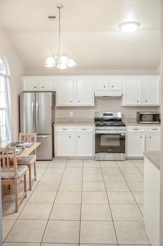 817 S 1st Street, La Porte, TX 77571