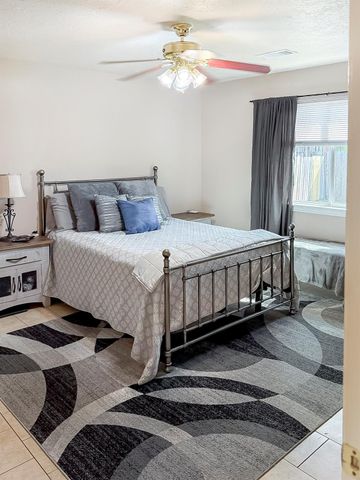 817 S 1st Street, La Porte, TX 77571