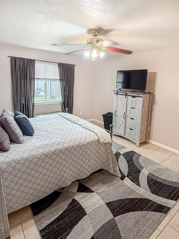 817 S 1st Street, La Porte, TX 77571