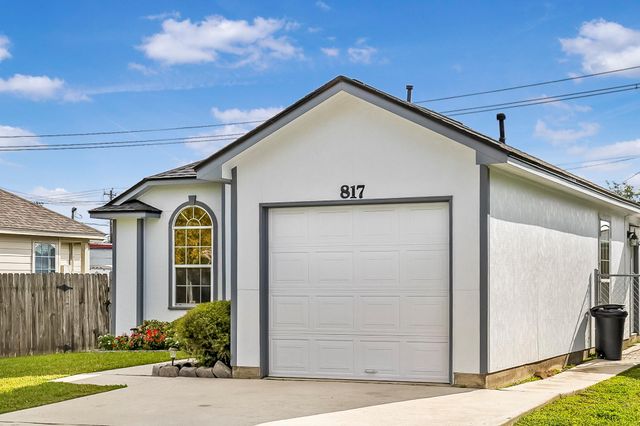 817 S 1st Street, La Porte, TX 77571