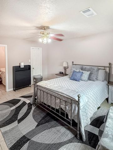 817 S 1st Street, La Porte, TX 77571