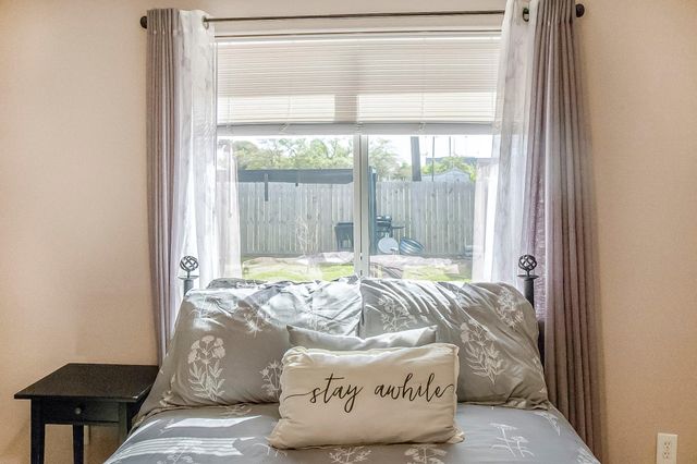 817 S 1st Street, La Porte, TX 77571