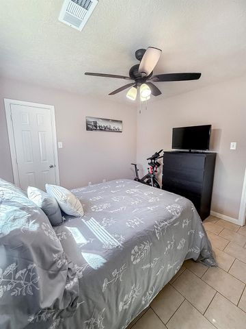 817 S 1st Street, La Porte, TX 77571