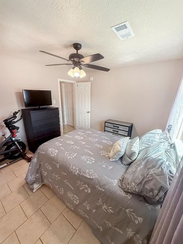 817 S 1st Street, La Porte, TX 77571