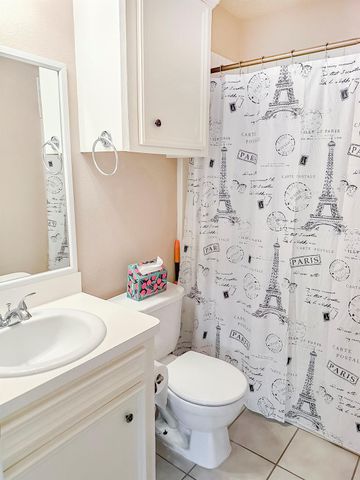 817 S 1st Street, La Porte, TX 77571