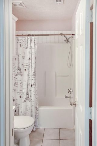 817 S 1st Street, La Porte, TX 77571