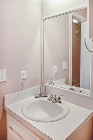 817 S 1st Street, La Porte, TX 77571