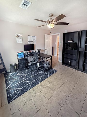 817 S 1st Street, La Porte, TX 77571