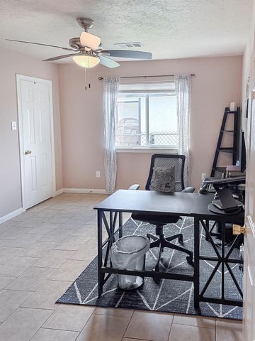 817 S 1st Street, La Porte, TX 77571