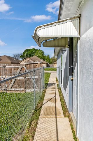 817 S 1st Street, La Porte, TX 77571