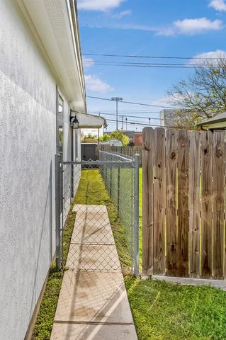 817 S 1st Street, La Porte, TX 77571