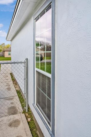 817 S 1st Street, La Porte, TX 77571