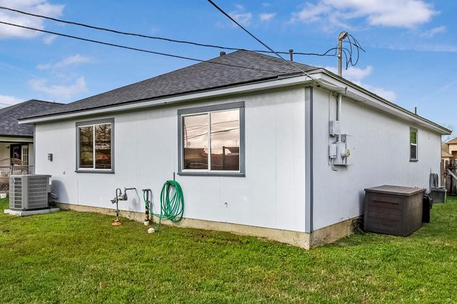 817 S 1st Street, La Porte, TX 77571