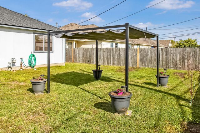 817 S 1st Street, La Porte, TX 77571