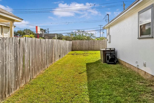 817 S 1st Street, La Porte, TX 77571