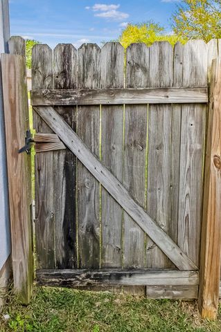 817 S 1st Street, La Porte, TX 77571