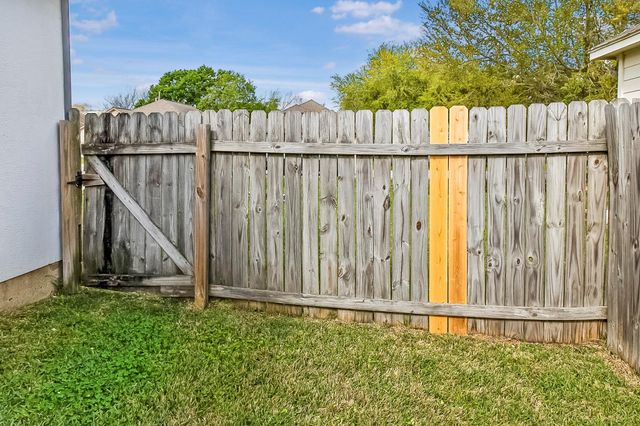 817 S 1st Street, La Porte, TX 77571